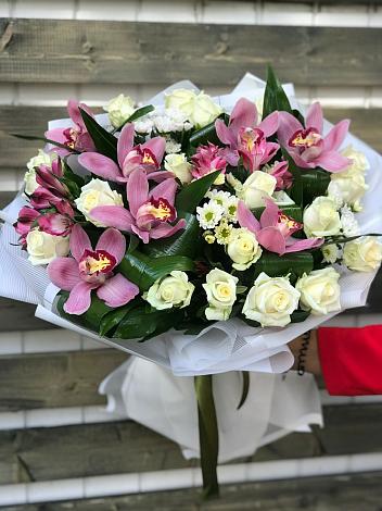 Букет цветов из: Розы и Хризантемы в Верхоянске