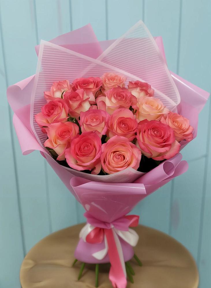 Букет 15 Розовых роз Равель в Верхоянске