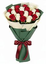 Букет Микс из красных и белых роз в Верхоянске