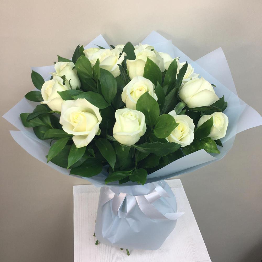 Букет 15 Белых роз Проуд в Верхоянске