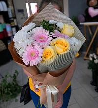 Букет цветов из:  Герберы, Розы и Хризантемы в Верхоянске