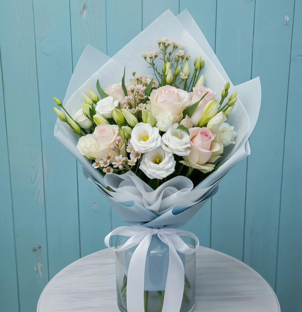 Букет цветов из: Розы и Лизиантусы в Верхоянске