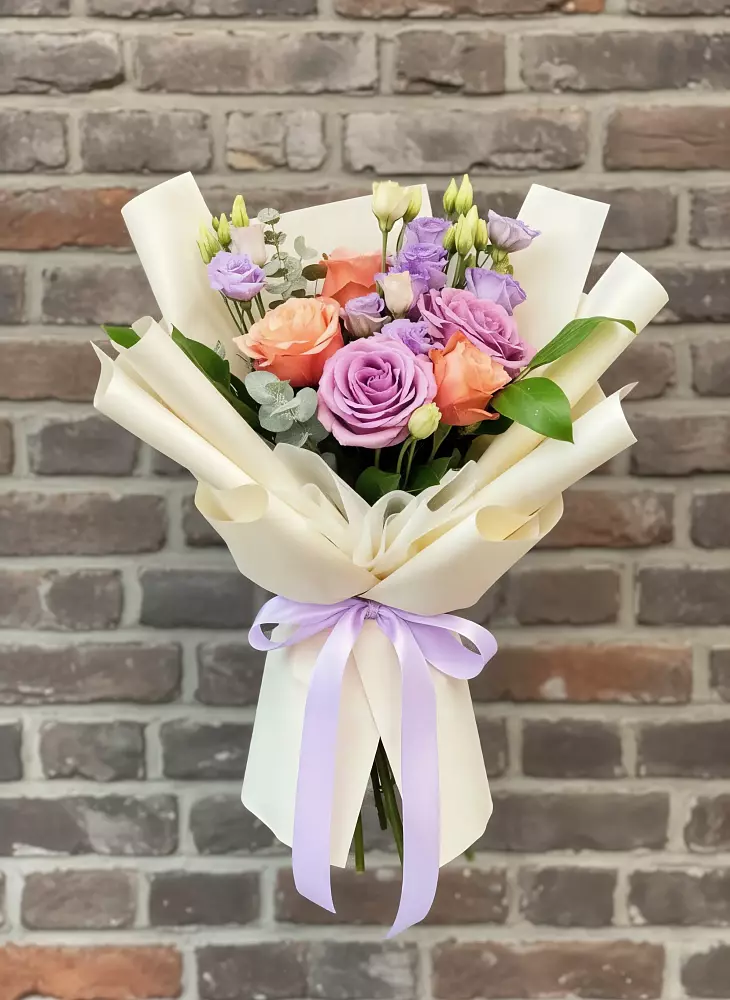 Букет цветов из: Лизиантусы и Розы в Верхоянске