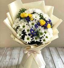 Букет цветов из:  Ирисы, Хризантемы и Розы в Верхоянске