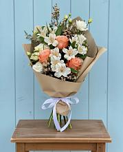 Букет цветов из:  Альстромерии, Лизиантусы, Розы и Хризантемы в Верхоянске