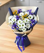 Букет цветов из:  Розы, Ирисы и Хризантемы в Верхоянске