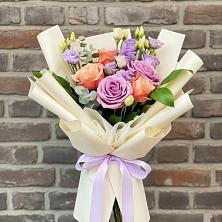 Букет цветов из:  Лизиантусы и Розы в Верхоянске