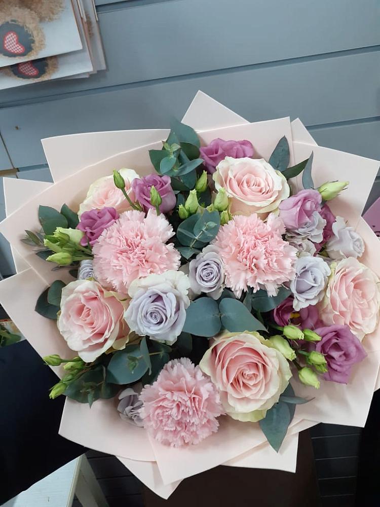 Букет цветов из: Розы, Гвоздики и Лизиантусы в Верхоянске