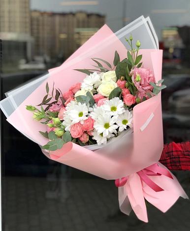 Букет цветов из: Розы, Лизиантусы и Хризантемы в Верхоянске