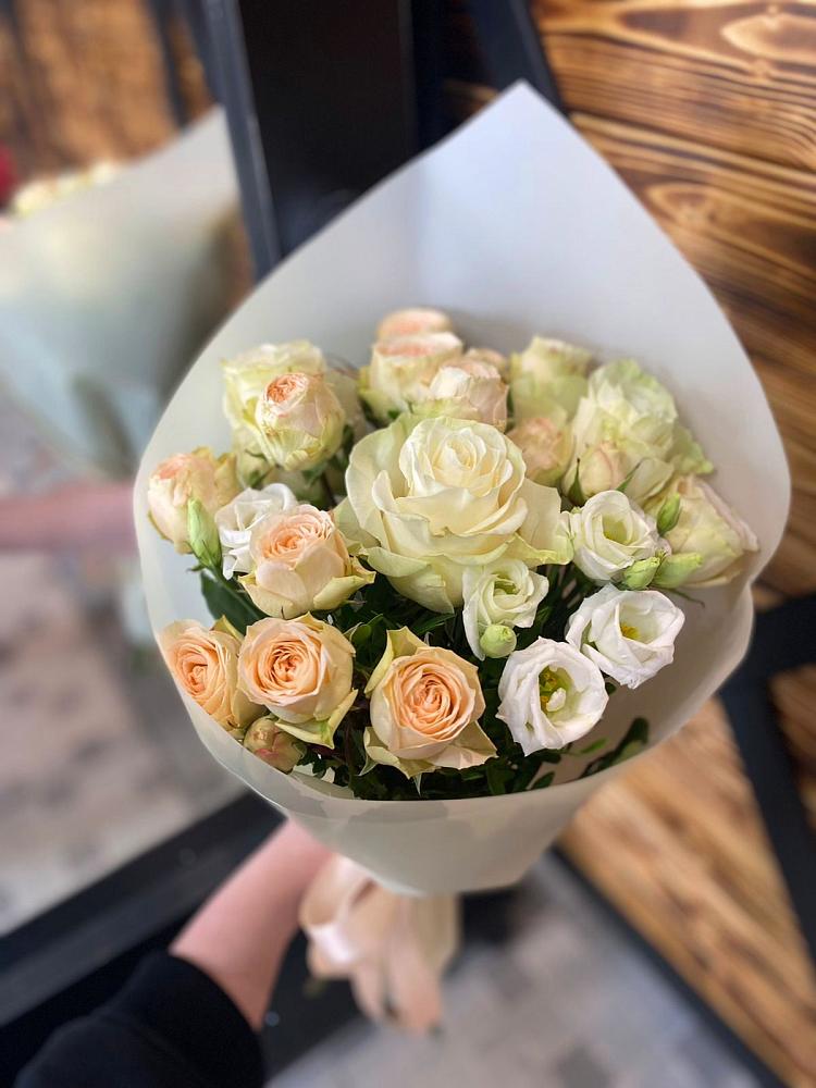 Букет цветов из: Розы и Лизиантусы в Верхоянске